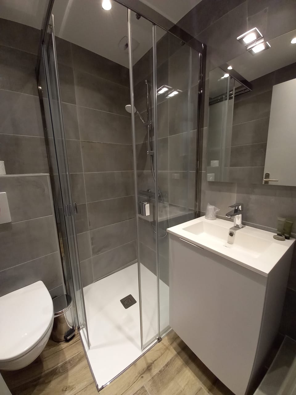 Classic Double Room, Ensuite, Mountain View (Chambre 10 (2 pers)) | Bathroom | Free toiletries, towels