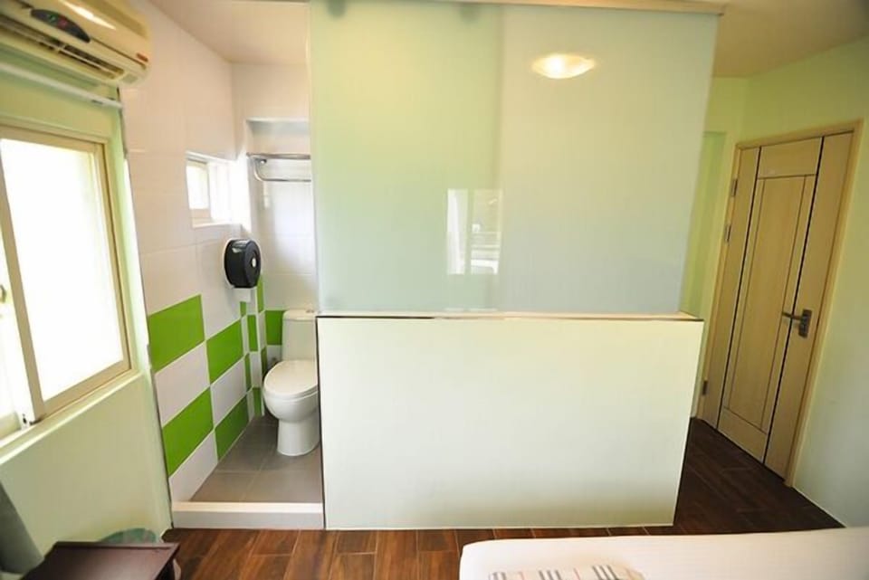 Standard Double Room | Bathroom | Shower, rainfall showerhead, free toiletries, hair dryer