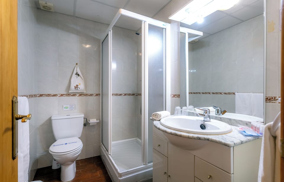 Shower, free toiletries, towels