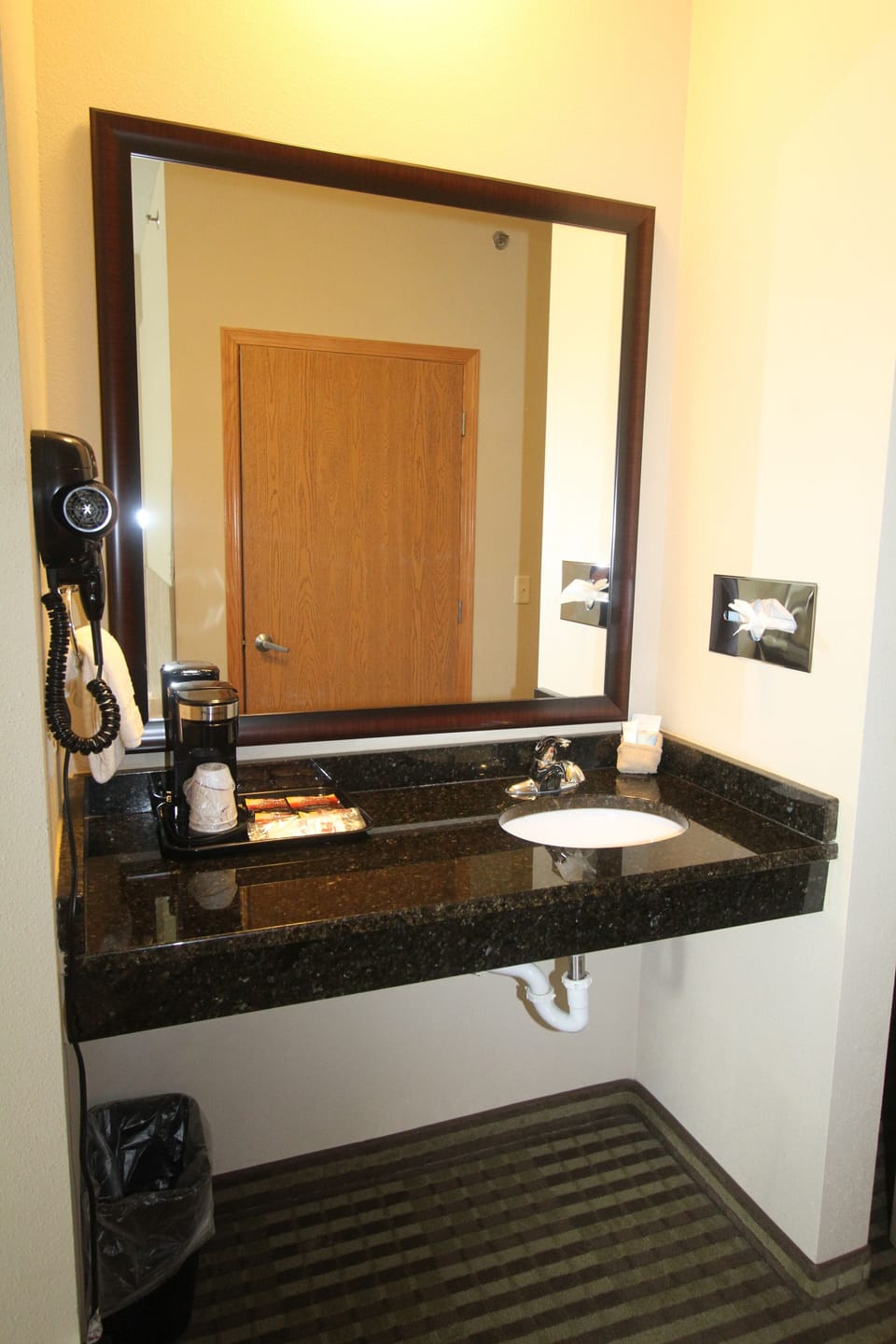 Combined shower/tub, hair dryer, towels