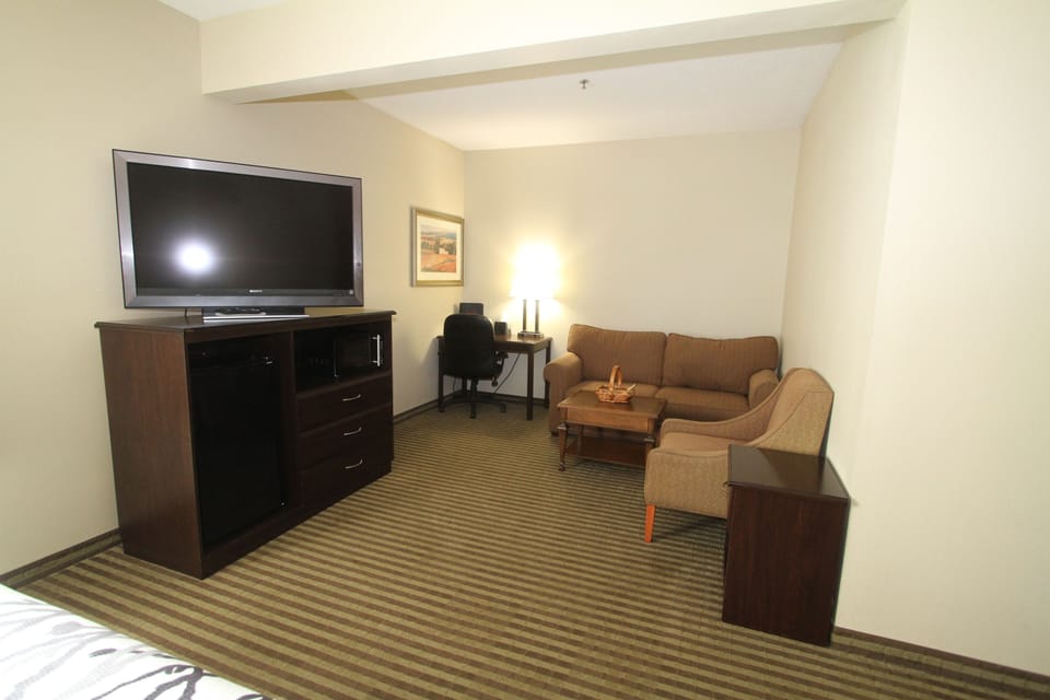 Room, 1 King Bed, Jetted Tub | Desk, laptop workspace, soundproofing, iron/ironing board