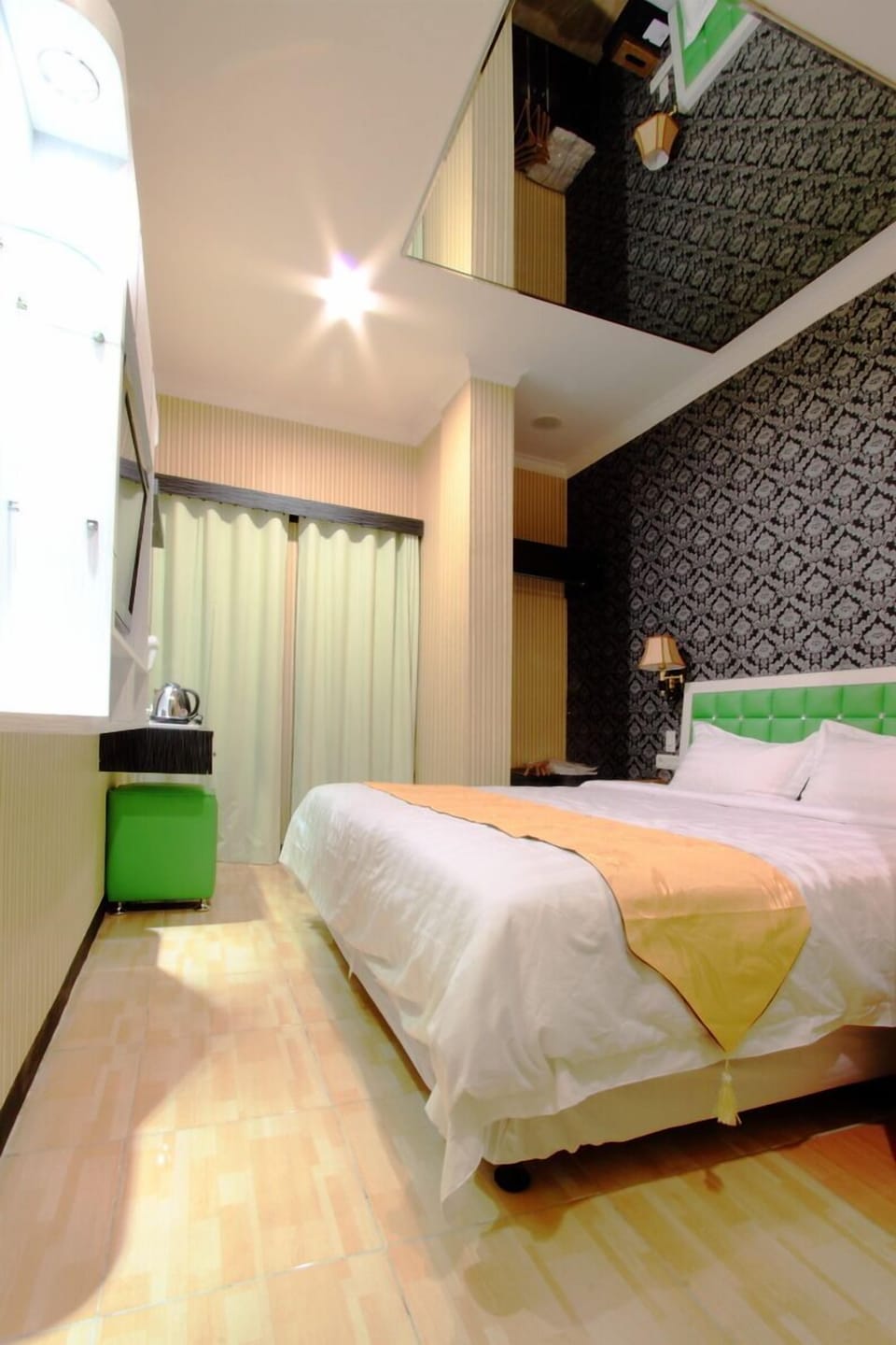 Suite | In-room safe, desk, free WiFi