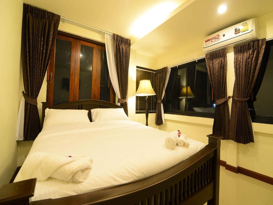 Desk, free cribs/infant beds, rollaway beds, free WiFi