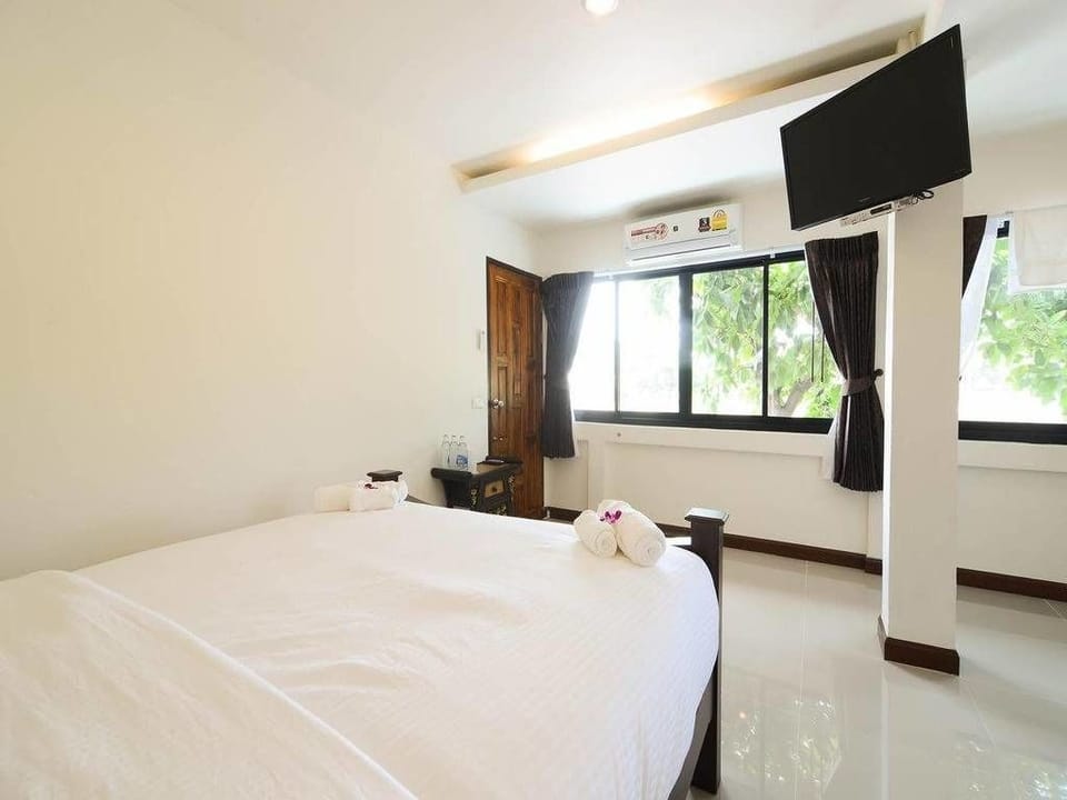 Deluxe Double Room, River View | Desk, free cribs/infant beds, rollaway beds, free WiFi