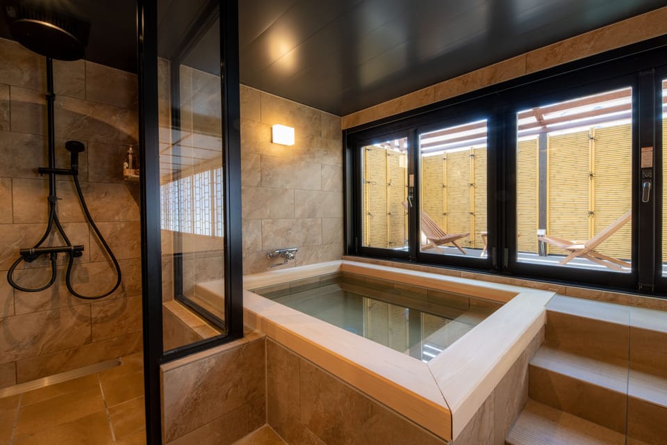 Suite Room, Non Smoking | Bathroom | Free toiletries, hair dryer, slippers, bidet