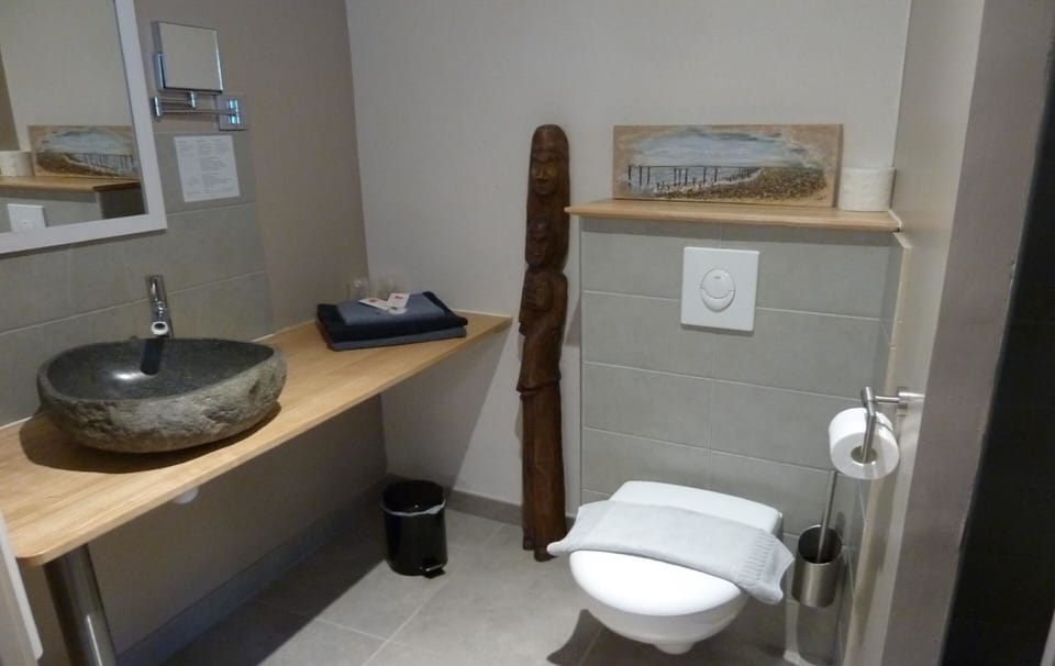 Comfort Double Room, 1 Bedroom, Private Bathroom | Bathroom | Shower, rainfall showerhead, free toiletries, hair dryer
