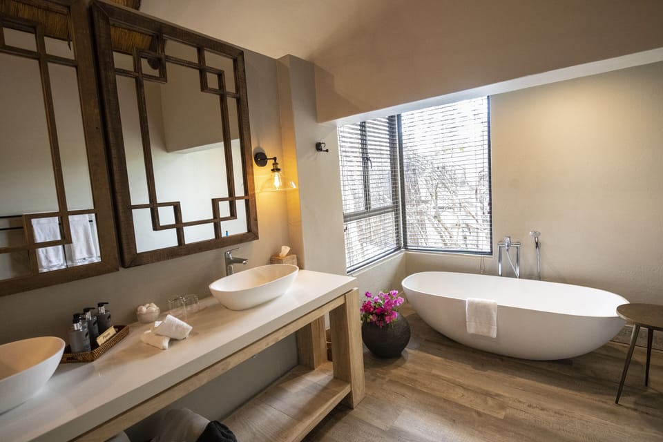 Luxury Rooms (Double Rooms) (1) | Bathroom | Separate tub and shower, free toiletries, towels