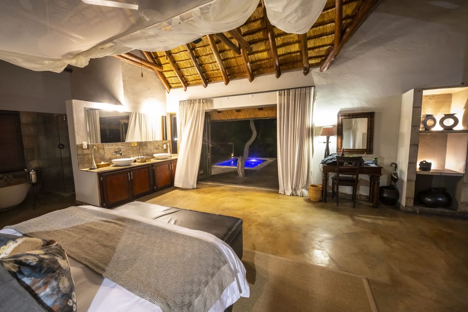 Honeymoon Suite | Premium bedding, minibar, in-room safe, desk