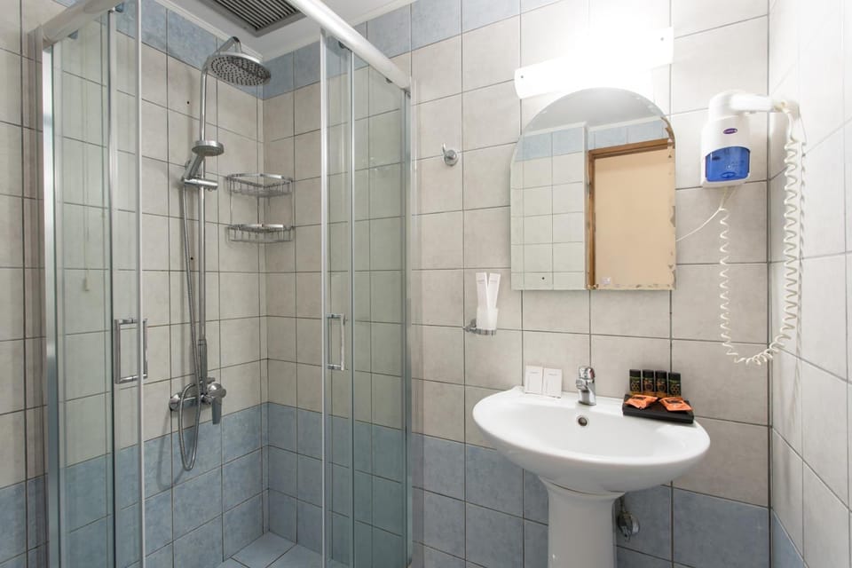 Shower, hair dryer, towels