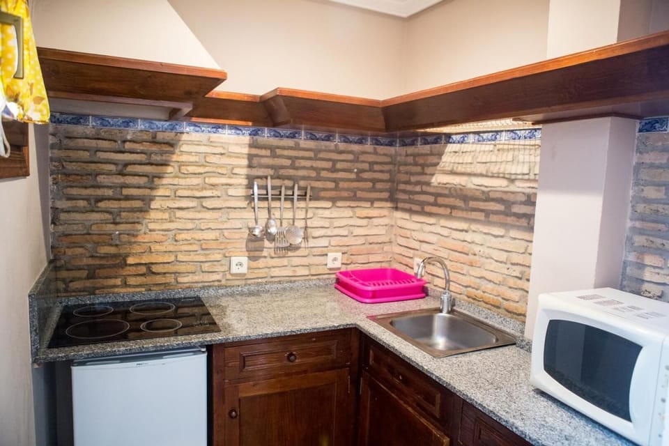 Bungalow de 2 plantas | Private kitchen | Full-size fridge, microwave, stovetop, coffee/tea maker