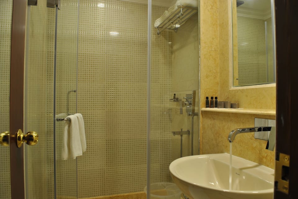 Executive Room, 1 Bedroom, Non Smoking, Refrigerator | Bathroom | Free toiletries, towels