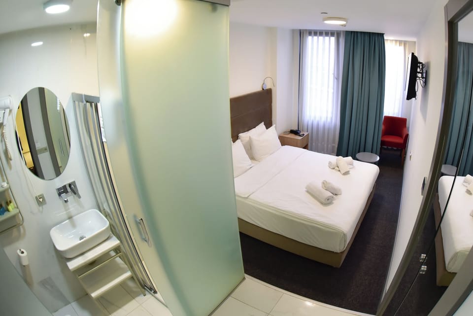 Family Suite | Hypo-allergenic bedding, desk, laptop workspace, soundproofing