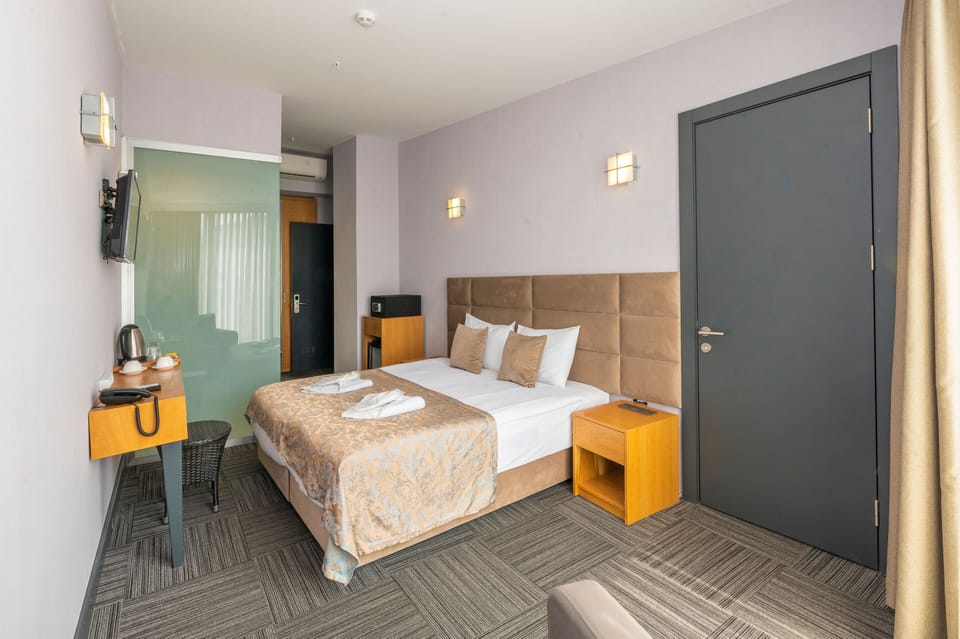 Deluxe Room, Balcony, Sea View | Hypo-allergenic bedding, desk, laptop workspace, soundproofing