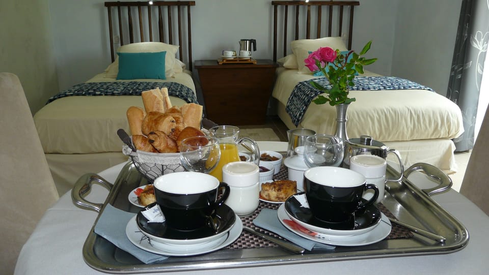 Twin Room | In-room dining