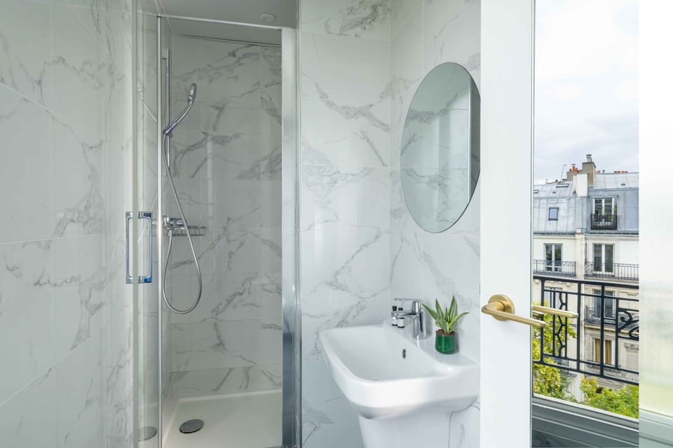 Superior Double Room | Bathroom | Shower, free toiletries, hair dryer, towels