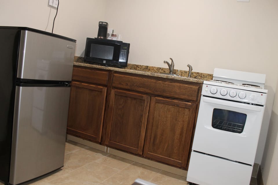 Coffee/tea maker, fridge, microwave