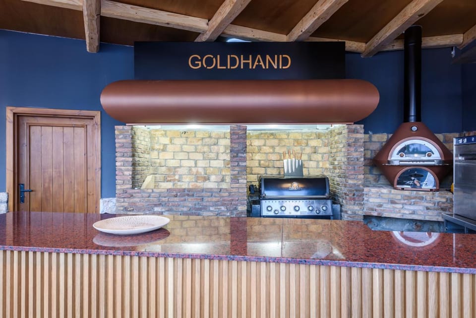 Full-size fridge, oven, stovetop, coffee/tea maker