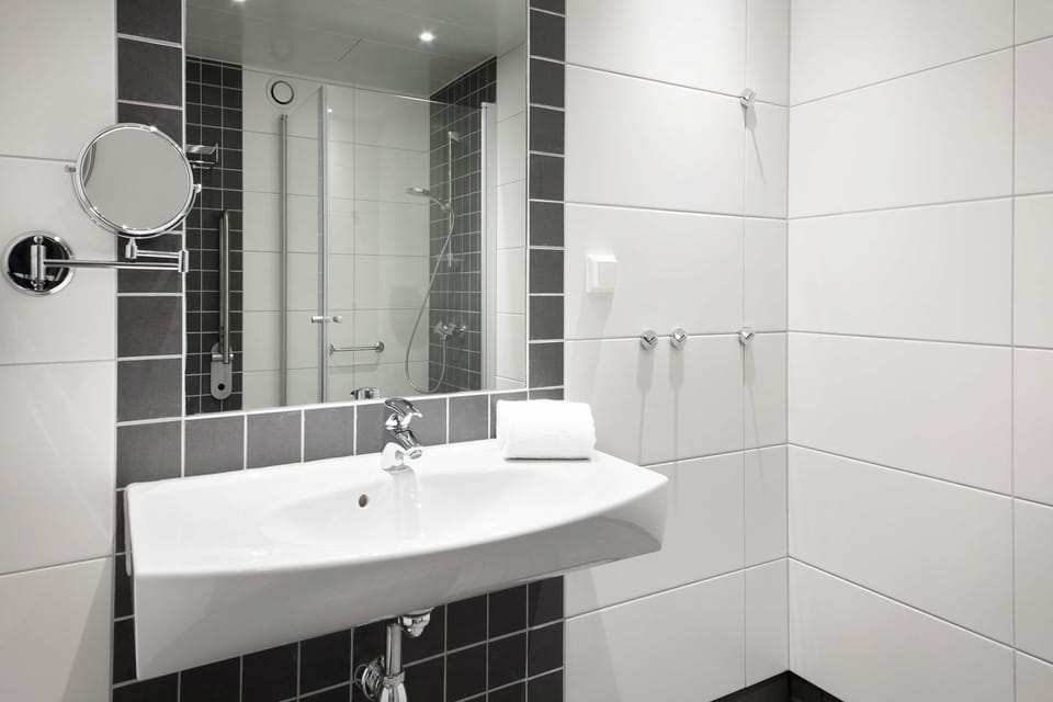 Standard Room | Accessible bathroom