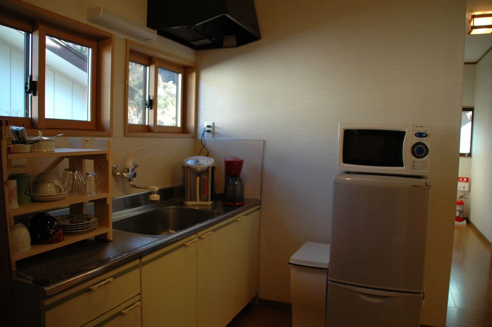 Cottage, 3 Bedrooms, Kitchenette | Private kitchenette | Coffee/tea maker, fridge, microwave, electric kettle