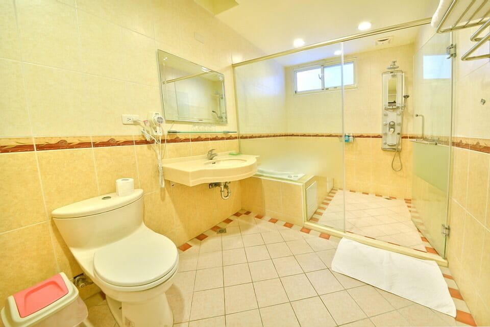 Quadruple Room | Bathroom | Free toiletries, hair dryer, slippers, bidet