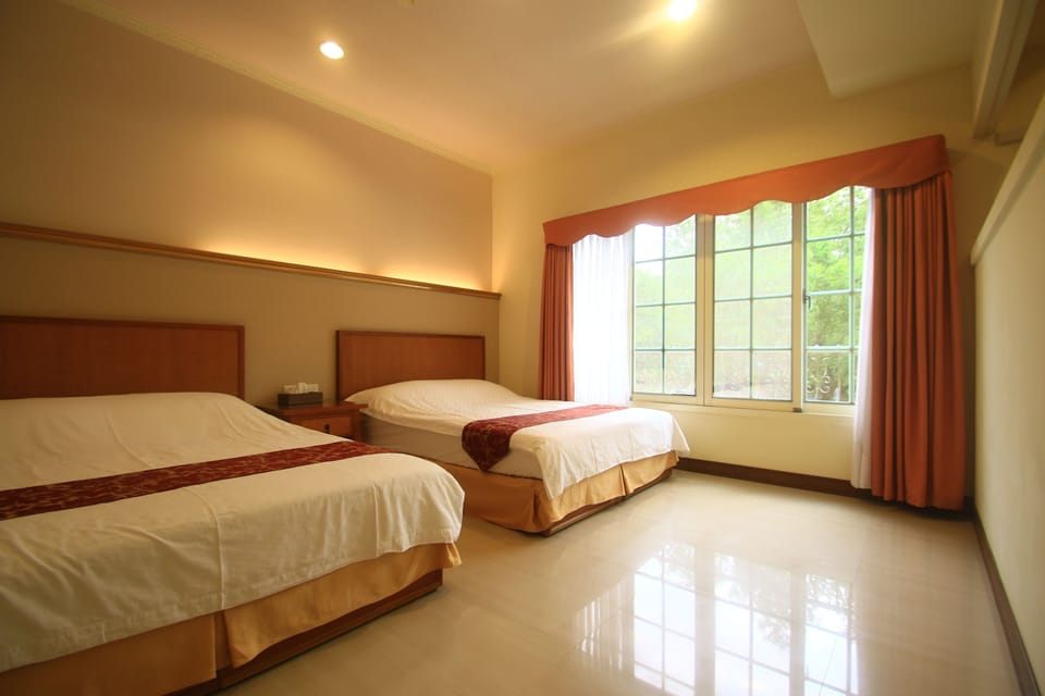 Quadruple Room | Desk, soundproofing, free cribs/infant beds, free WiFi