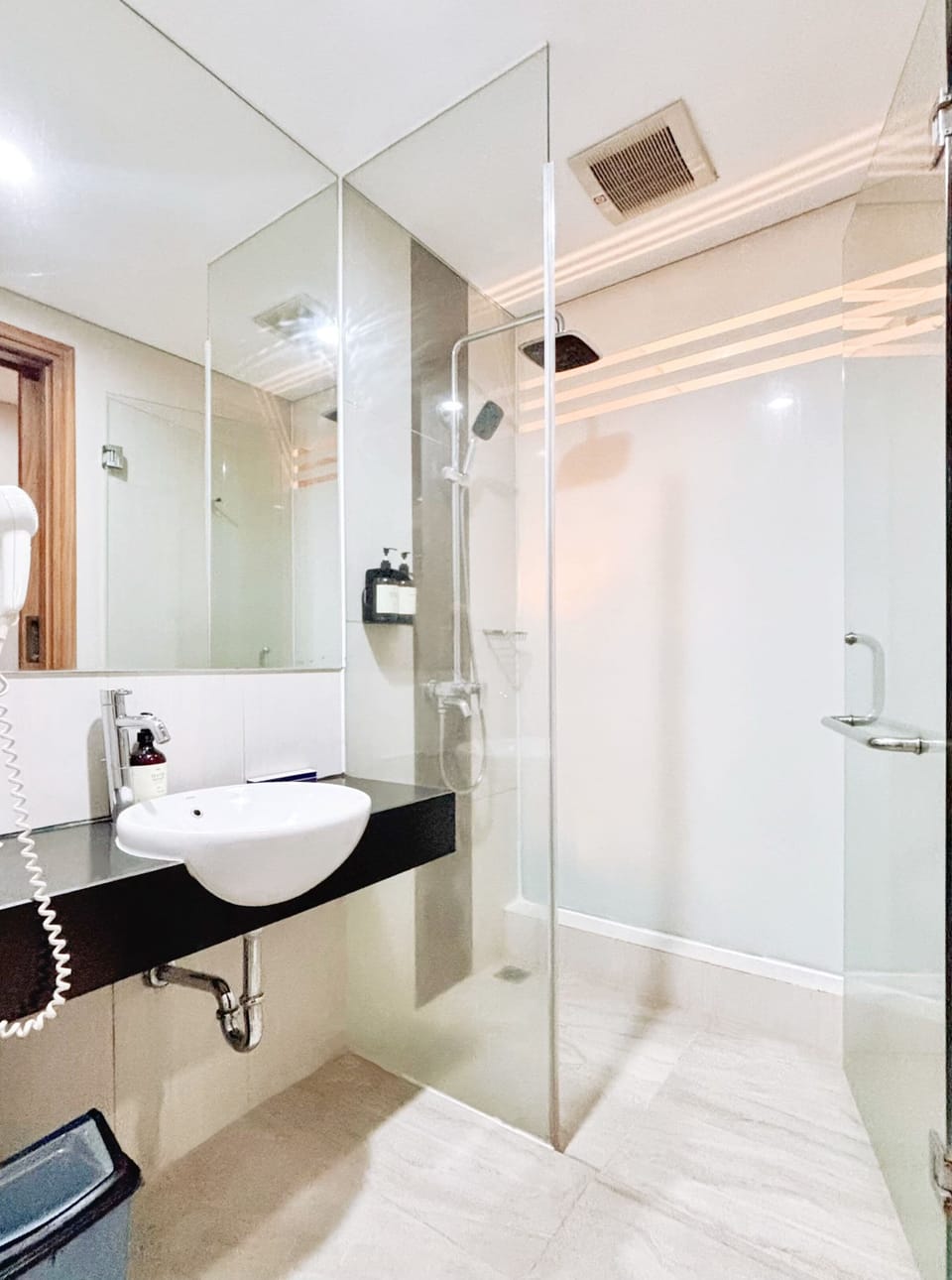 Shower, free toiletries, hair dryer, slippers