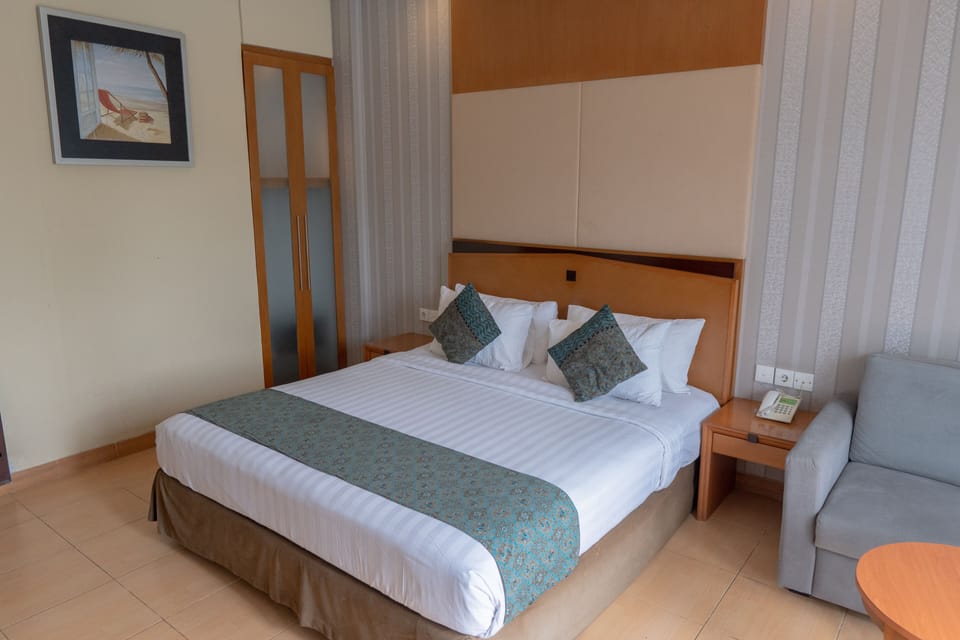 Deluxe Room | Minibar, in-room safe, desk, iron/ironing board