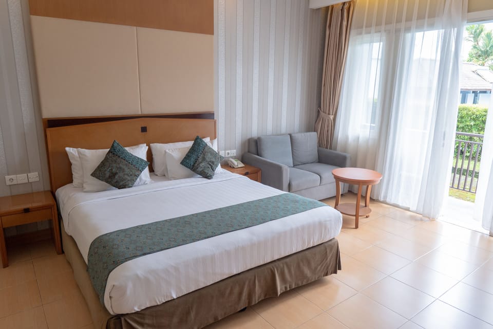 Minibar, in-room safe, desk, iron/ironing board