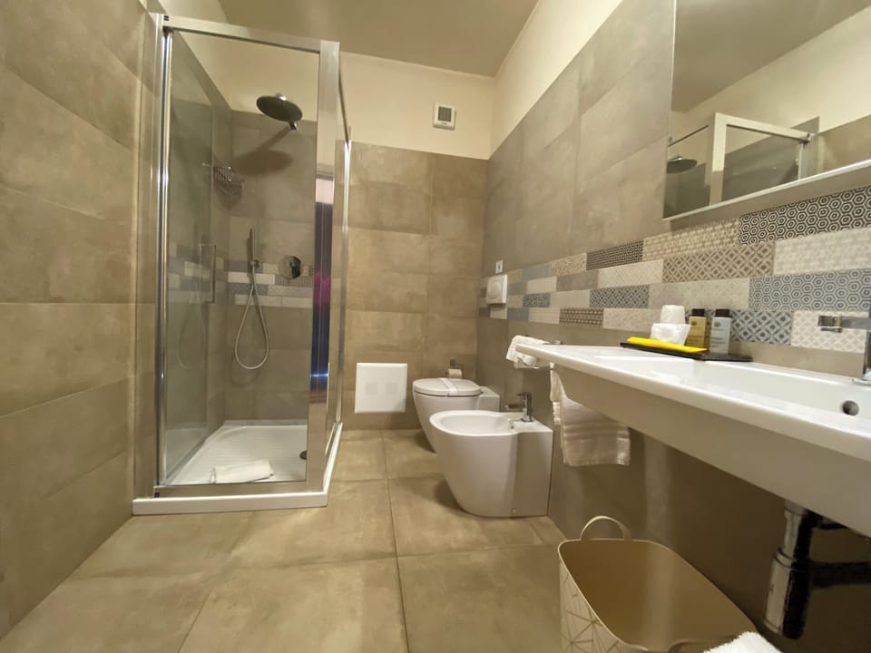 Comfort Double Room, 1 Bedroom, Private Bathroom | Bathroom | Shower, rainfall showerhead, designer toiletries, hair dryer