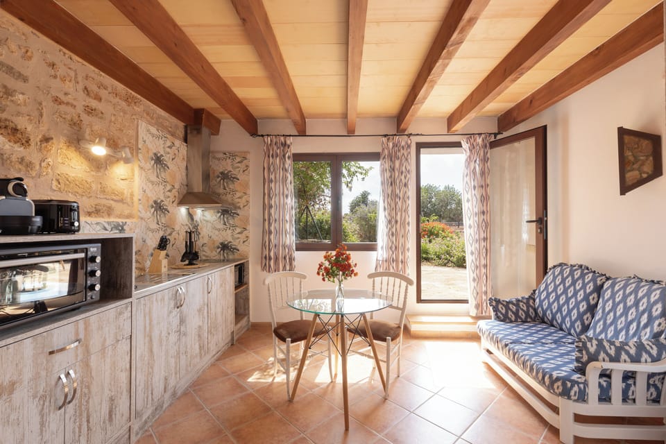 Gregal studio with terrace and garden view | Private kitchen | Coffee/tea maker