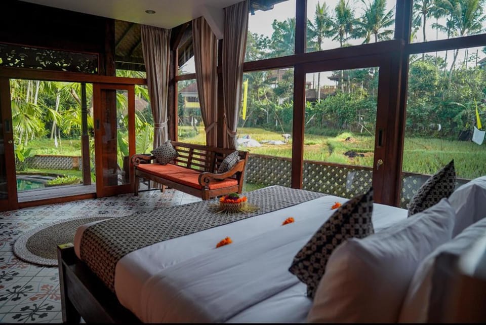 Deluxe Suite, Kitchen, Pool View | Minibar, in-room safe, individually decorated, individually furnished