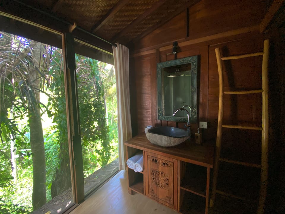 Deluxe Suite, Garden View | Bathroom | Free toiletries, hair dryer, slippers, towels