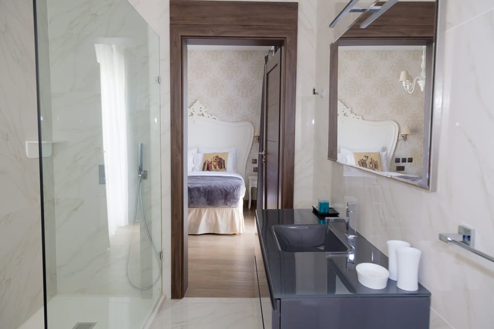 Superior Double or Twin Room | Bathroom | Shower, rainfall showerhead, free toiletries, hair dryer