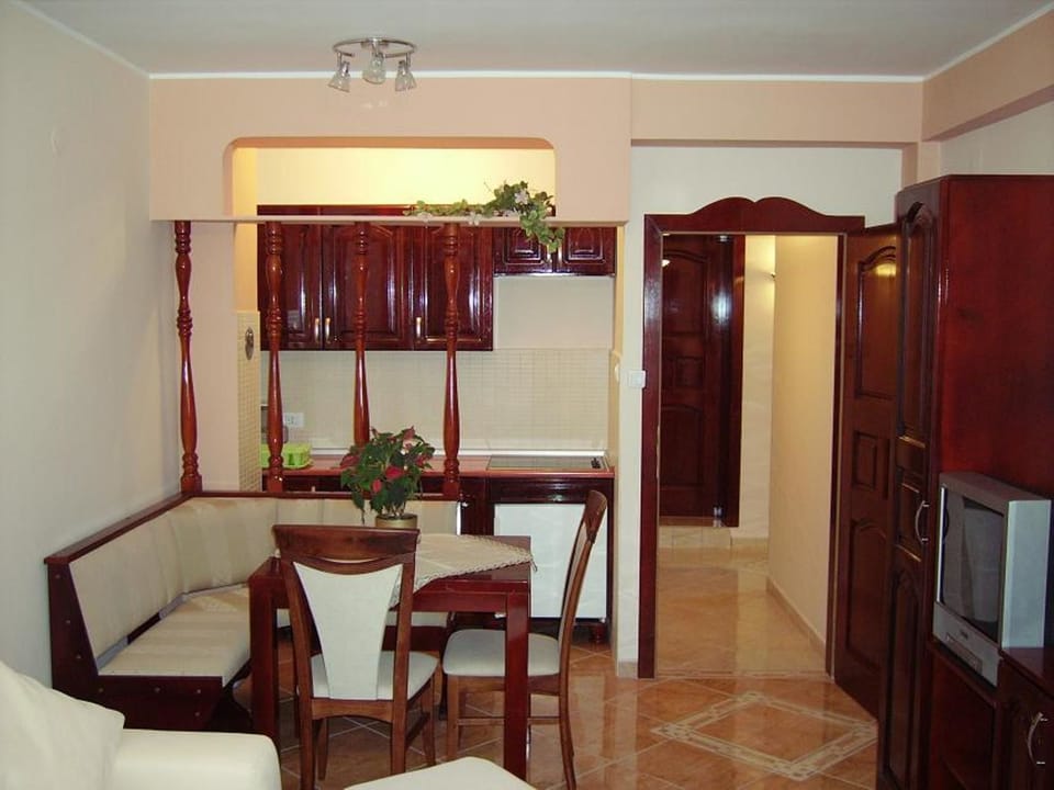 Deluxe Apartment, 2 Bedrooms, 2 Bathrooms, Sea View | In-room dining