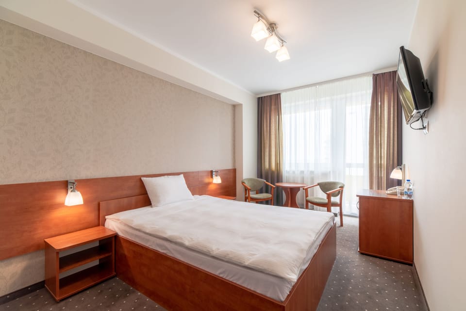 Single Room | Desk, cribs (free), WiFi (free), bed sheets