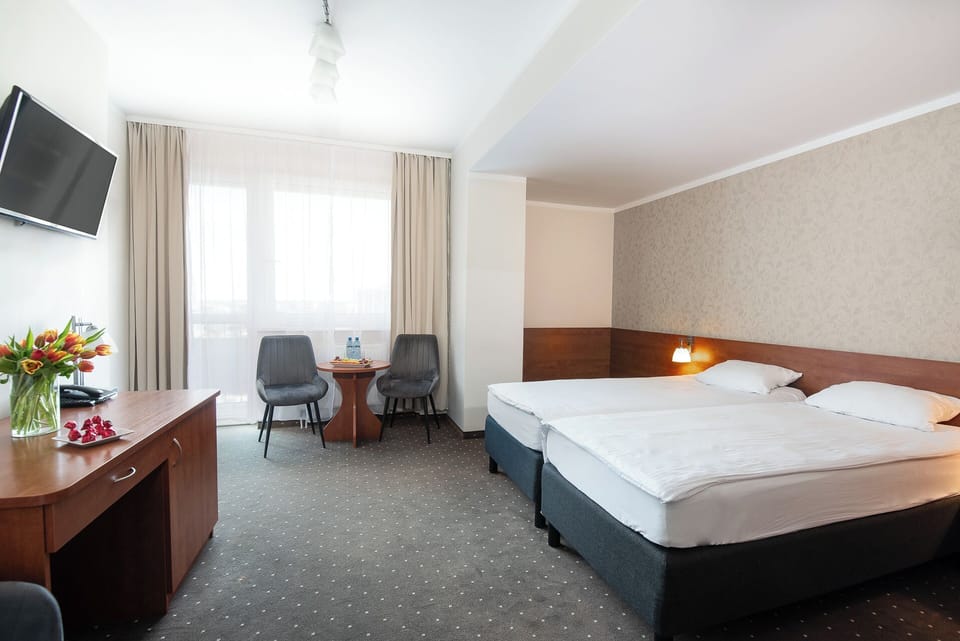 Double Room | Desk, cribs (free), WiFi (free), bed sheets