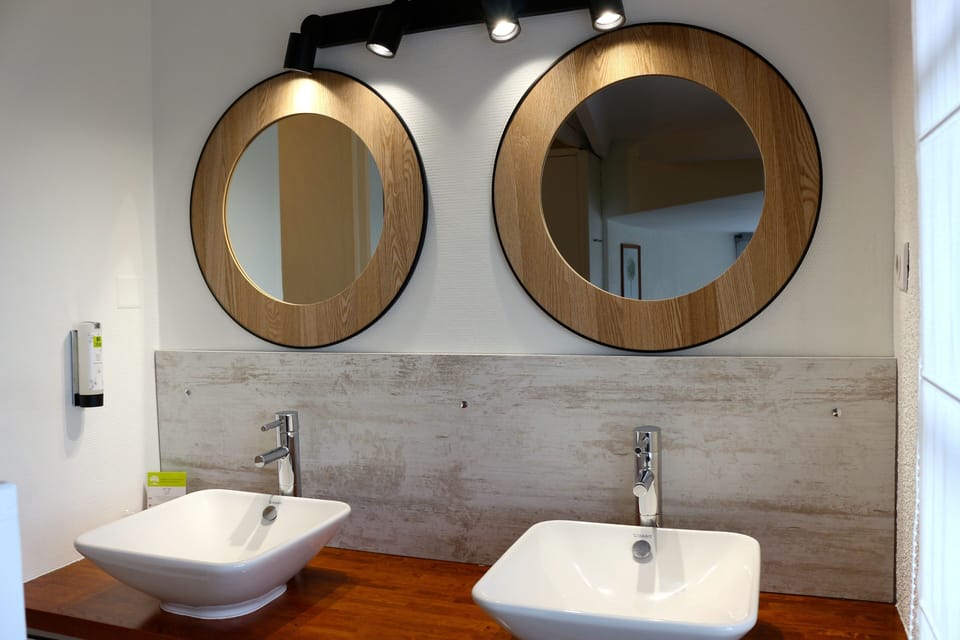 Elite Room, 1 Queen Bed, Valley View | Bathroom | Free toiletries, hair dryer, towels, soap
