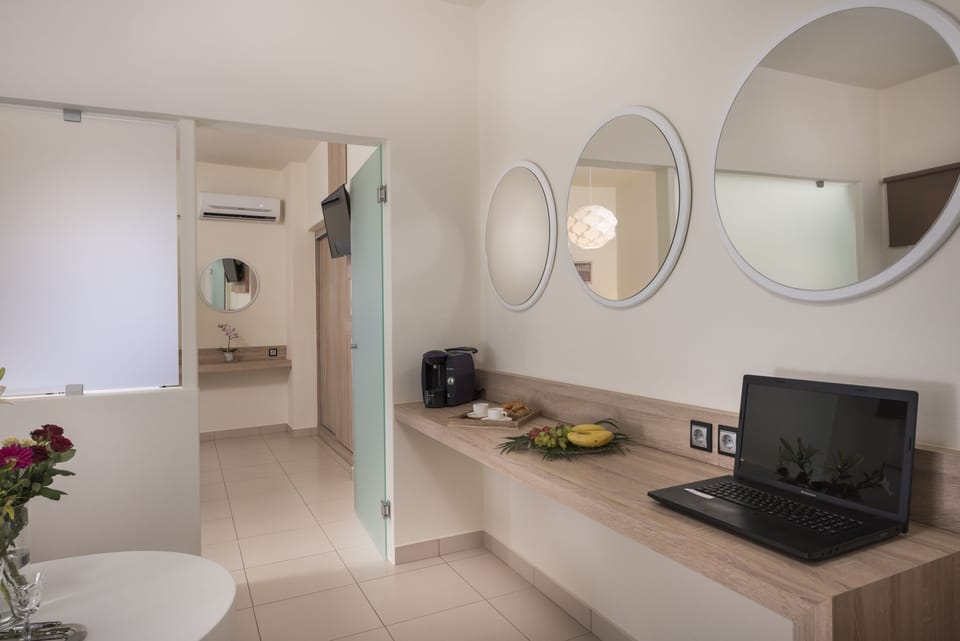 Suite, 1 Bedroom | Hypo-allergenic bedding, in-room safe, soundproofing, iron/ironing board