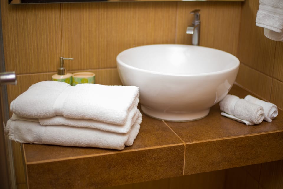 Basic Double Room, 2 Double Beds (Habitación Doble - 2 camas dobles) | Bathroom | Shower, free toiletries, hair dryer (on request), towels