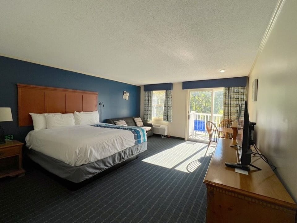 Room | Premium bedding, iron/ironing board, cribs/infant beds, rollaway beds