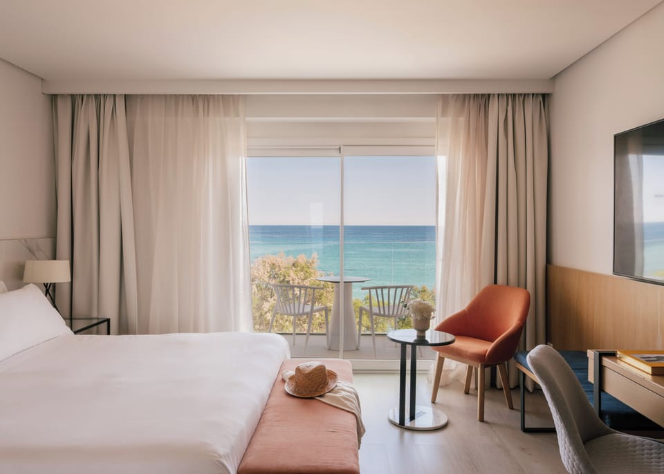 Deluxe Room Frontal Sea View | Minibar, free WiFi, bed sheets