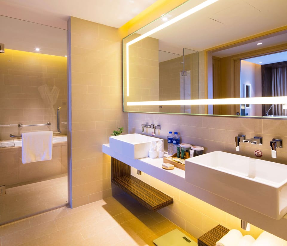 Combined shower/tub, rainfall showerhead, slippers, towels