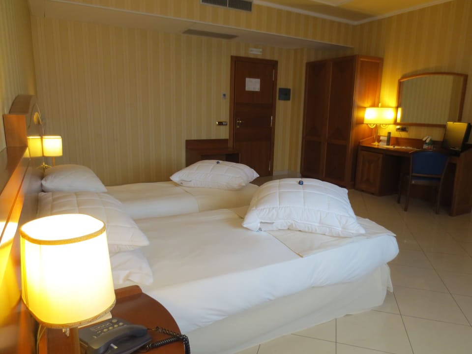 Comfort Twin Room | Hypo-allergenic bedding available, minibar, in-room safe, desk