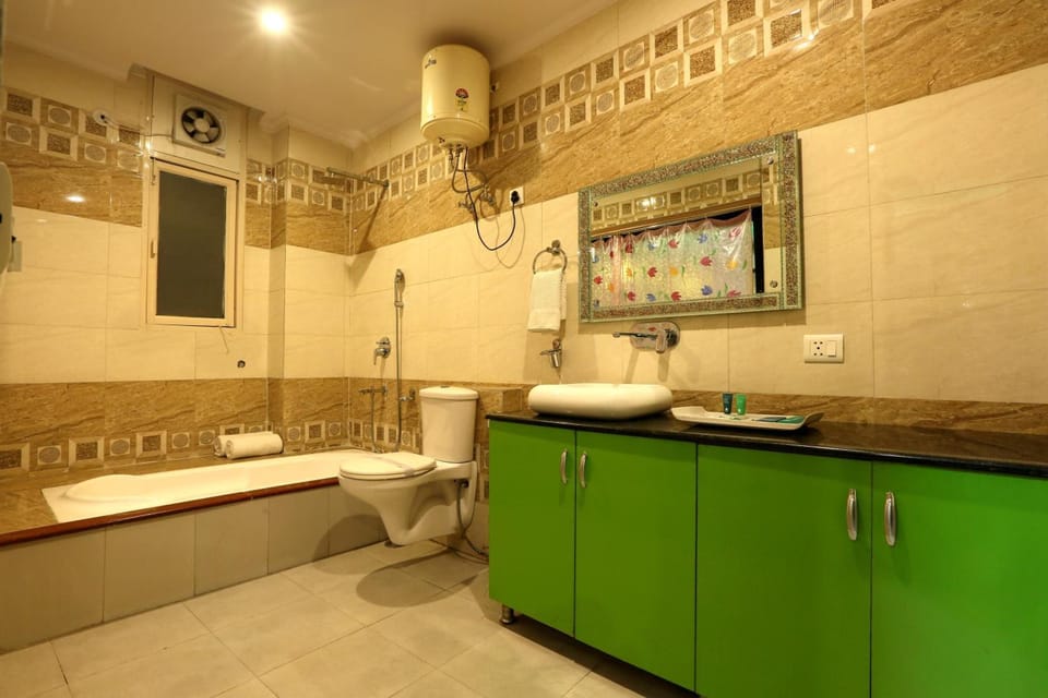 Shower, rainfall showerhead, free toiletries, bathrobes