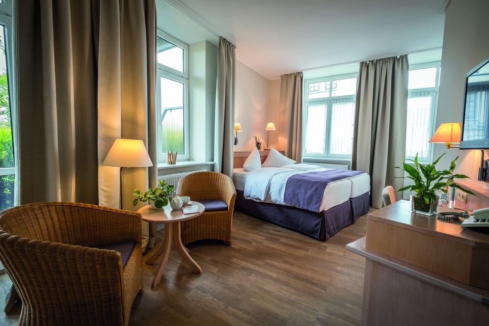 Hypo-allergenic bedding, in-room safe, desk, blackout drapes