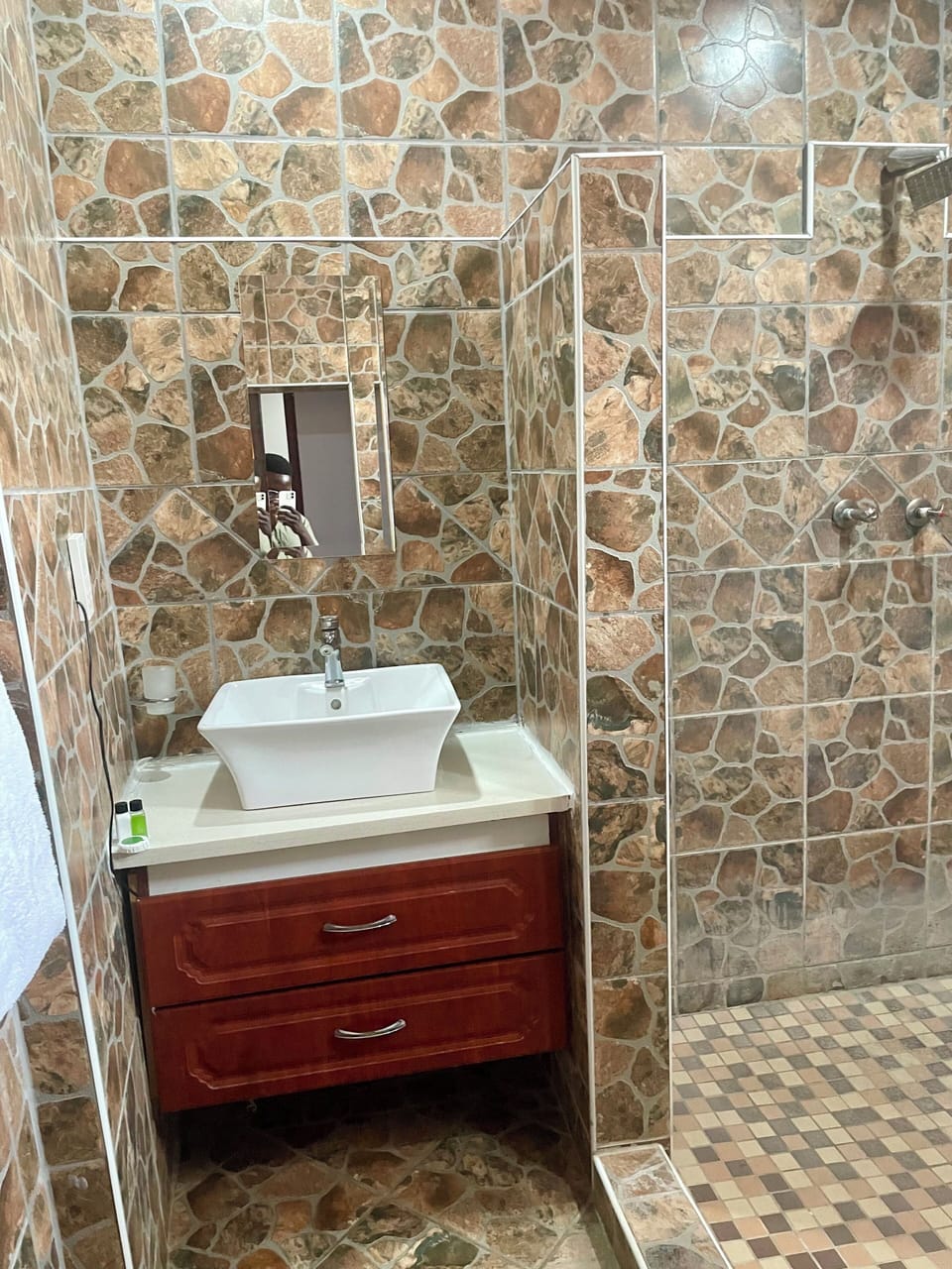 Executive Double Room, 1 King Bed | Bathroom | Hair dryer, towels, soap, shampoo