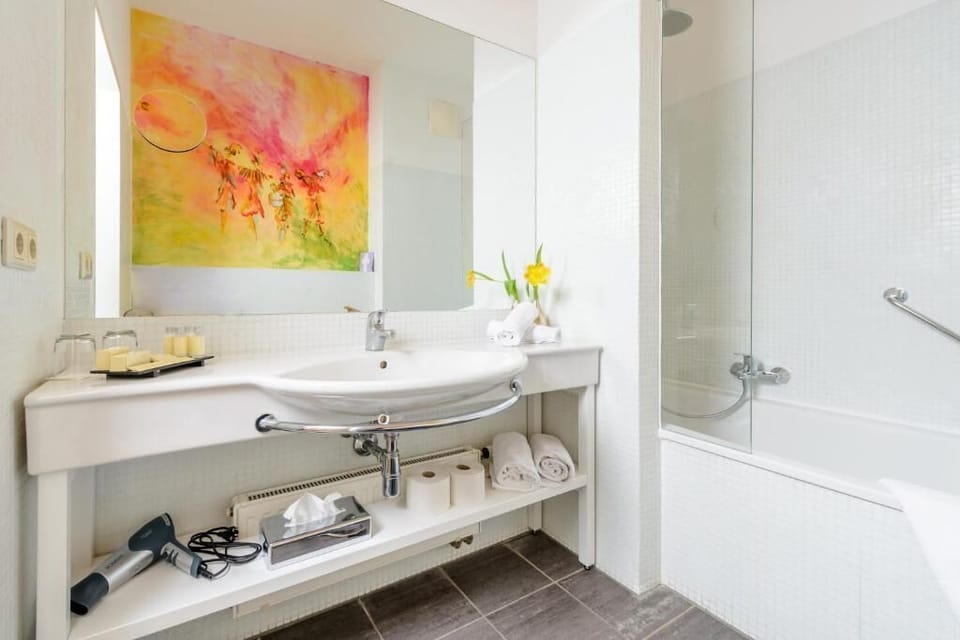 Combined shower/tub, deep soaking tub, free toiletries, hair dryer