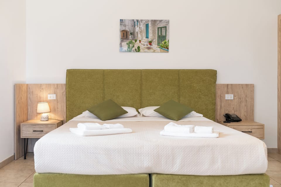 Comfort Studio | Minibar, soundproofing, cribs (surcharge), WiFi (free)
