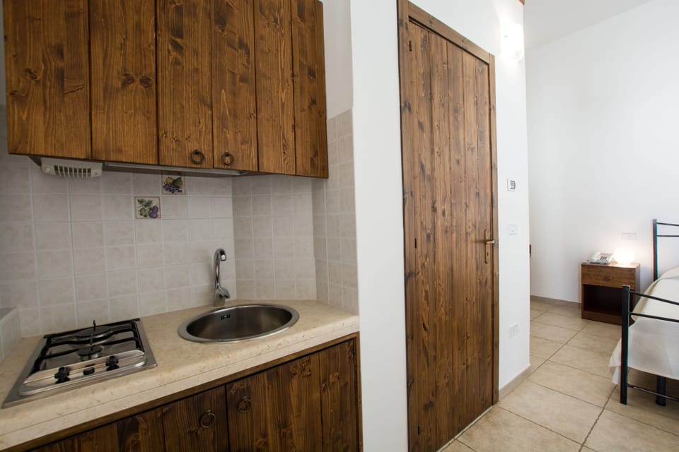 Comfort Studio | Private kitchenette | Fridge, oven, stovetop, cookware/dishes/utensils