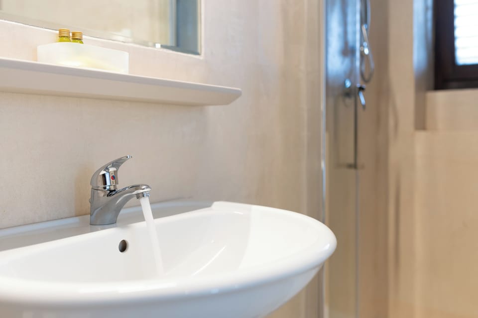 Comfort Studio | Bathroom | Shower, hair dryer, bidet, towels